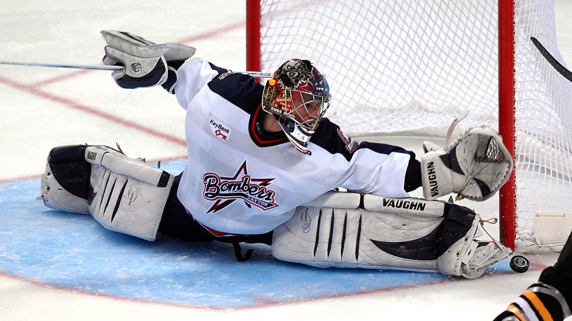 开云体育官网app-“飞盘争夺：三叉湖田径场上演极速空中对抗”